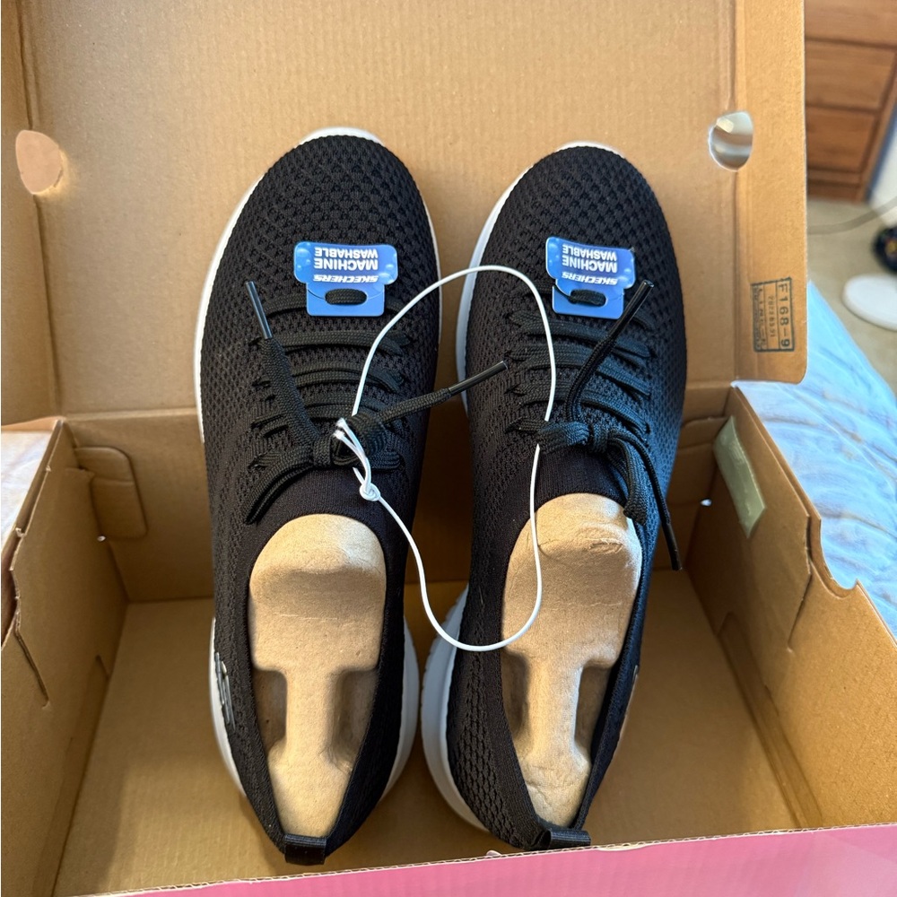 Skechers Women’s Size 10 Black Mesh Sneakers with Memory Foam